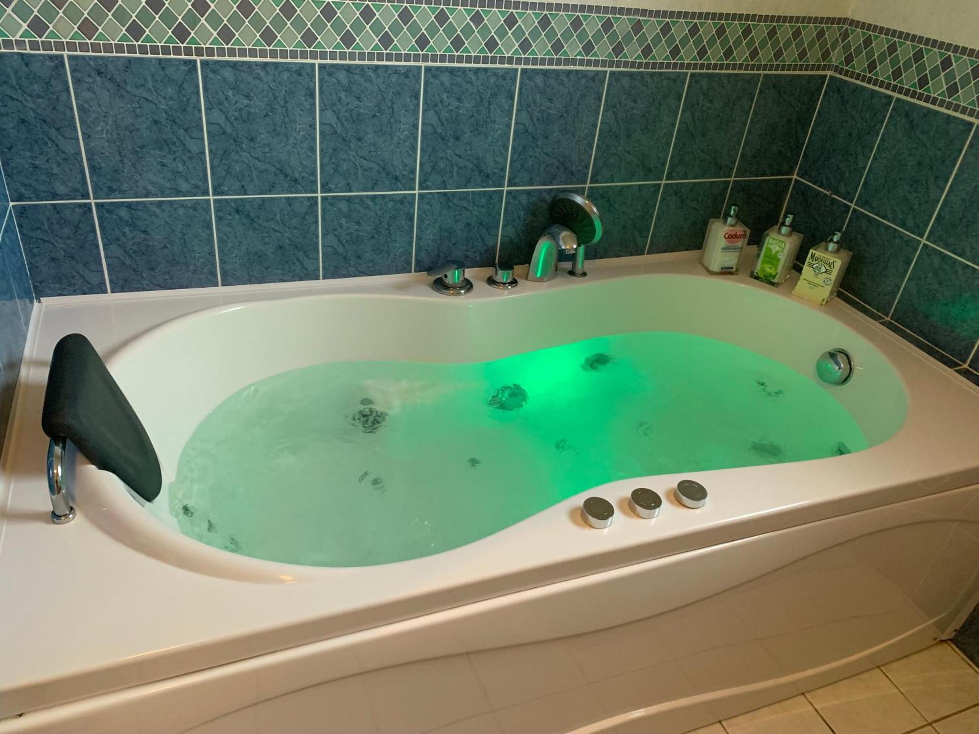 אברמס Gite 3 Etoiles Les Gourlines Avec Balneo, Veranda, Piscine Et Garage מראה חיצוני תמונה