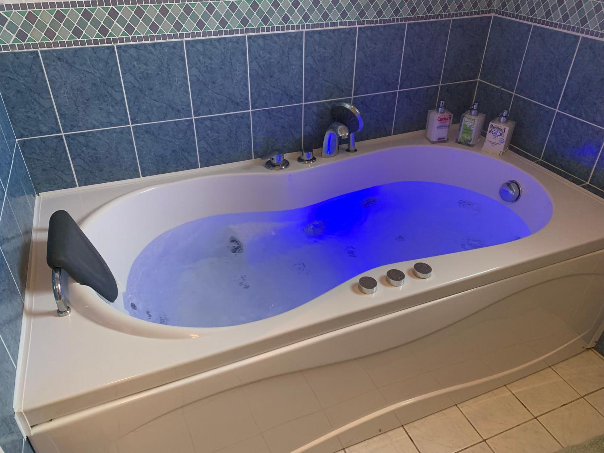 אברמס Gite 3 Etoiles Les Gourlines Avec Balneo, Veranda, Piscine Et Garage מראה חיצוני תמונה